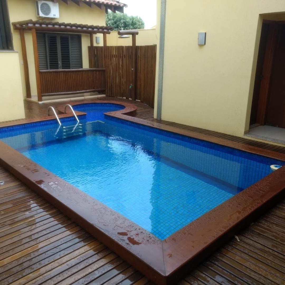 Uma piscina com deck feito de eucalipto